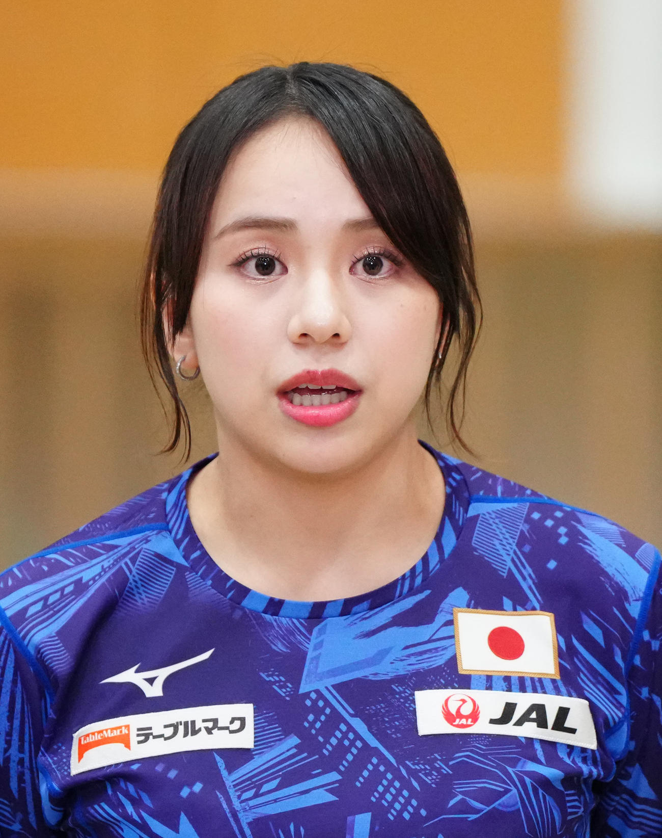 体操女子強化合宿の練習後、取材に応じる村上強化本部長（撮影・江口和貴）
