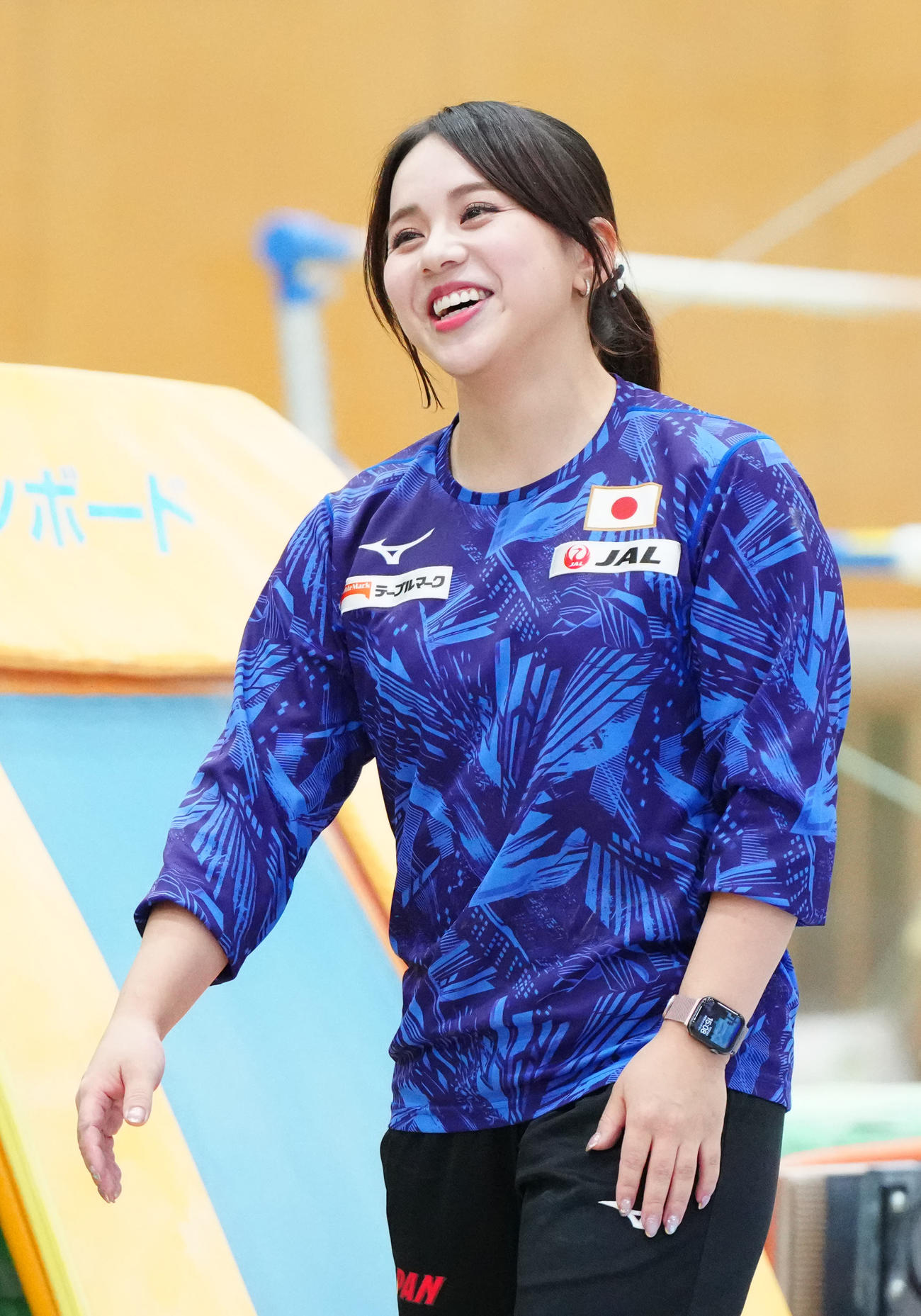 体操女子強化合宿中、笑顔を見せる村上強化本部長（撮影・江口和貴）