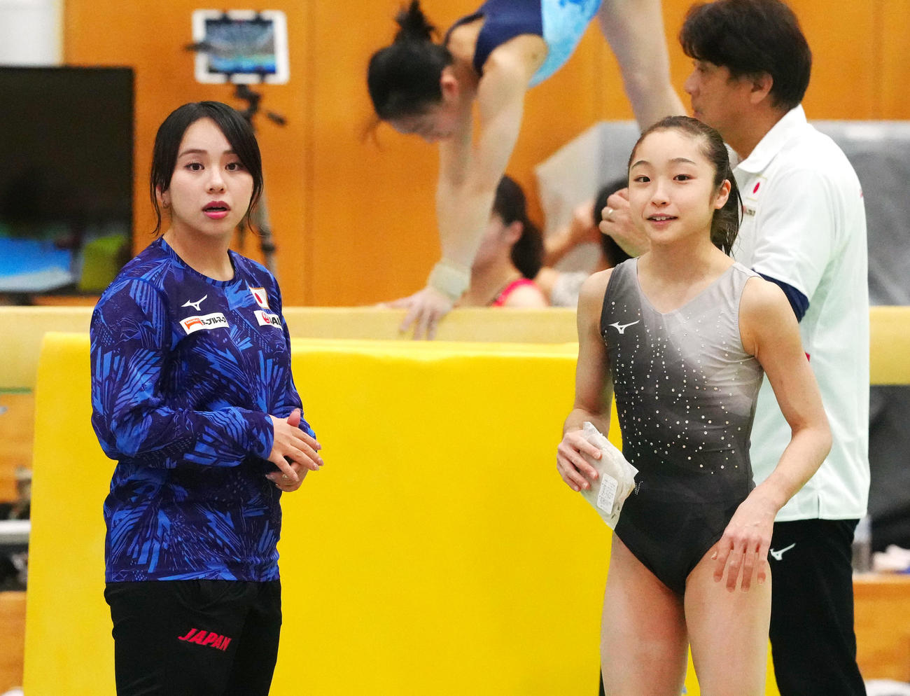 体操女子強化合宿中、言葉を交わす村上強化本部長（左）と岡村（撮影・江口和貴）