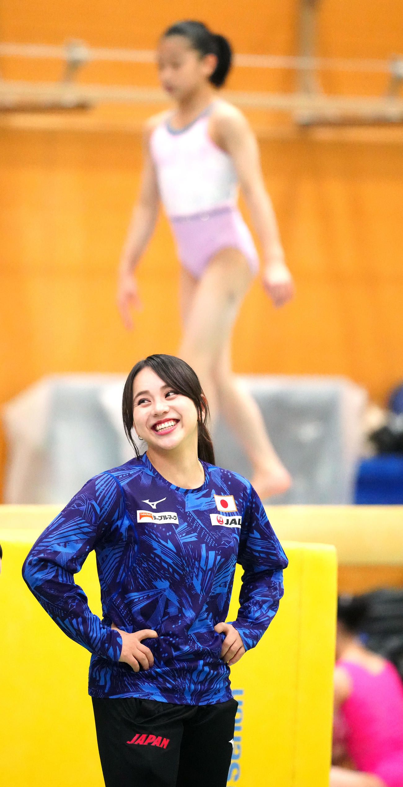 体操女子強化合宿中、笑顔を見せる村上強化本部長（撮影・江口和貴）