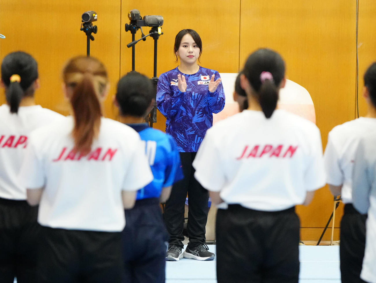 体操女子強化合宿に臨んだ村上強化本部長（撮影・江口和貴）