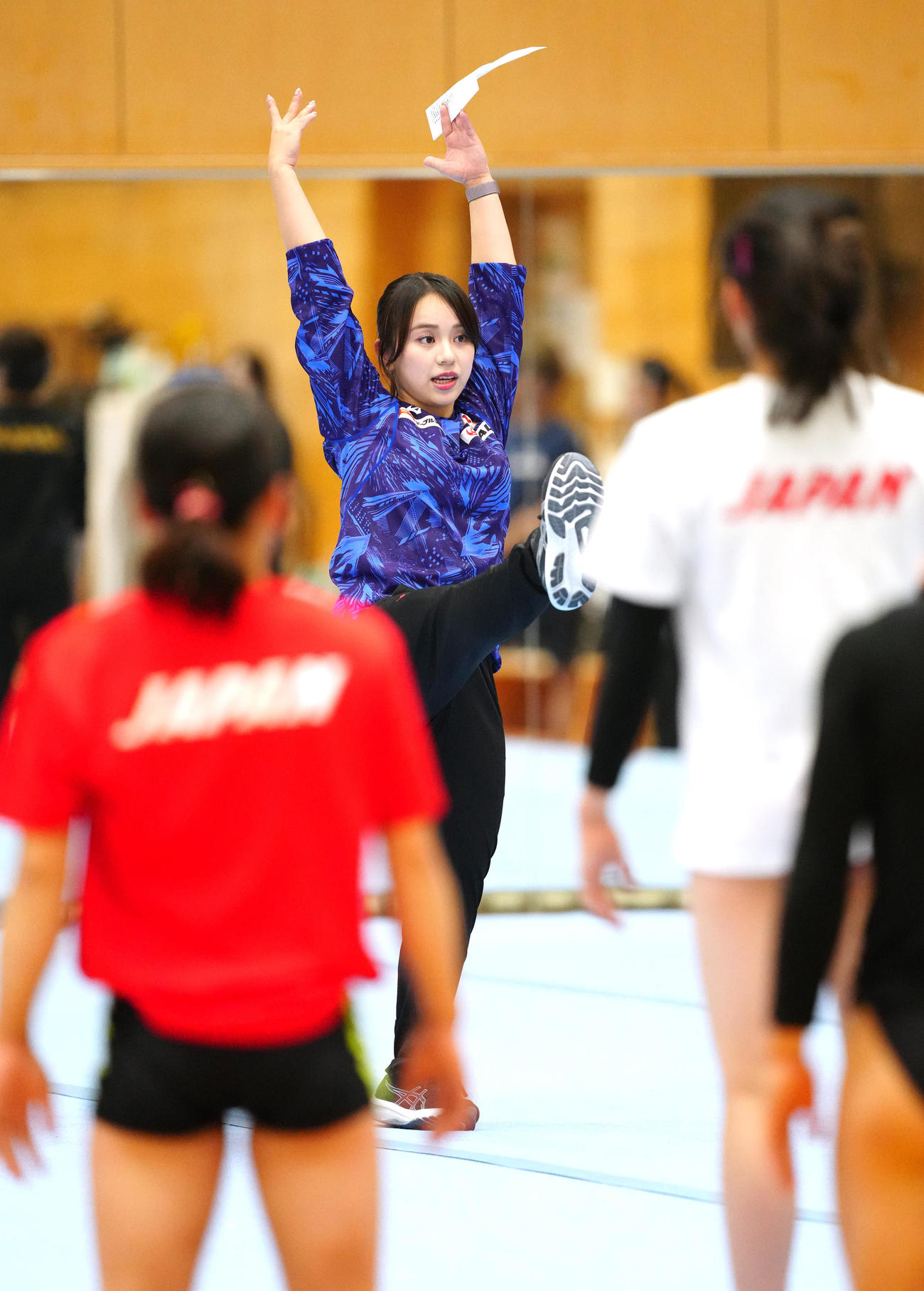 体操女子強化合宿で選手たちに指導する村上強化本部長（撮影・江口和貴）