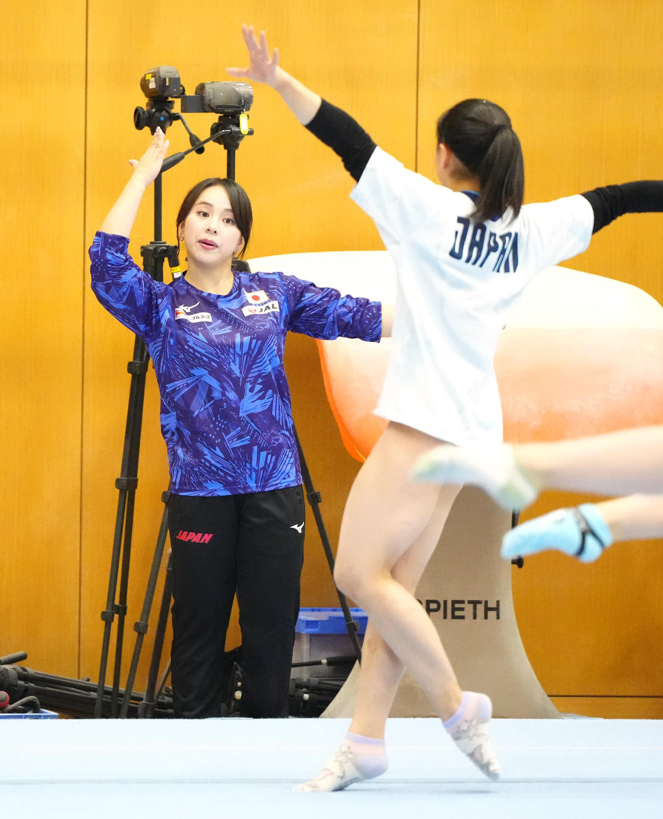 体操女子強化合宿で選手たちに指導する村上強化本部長（撮影・江口和貴）