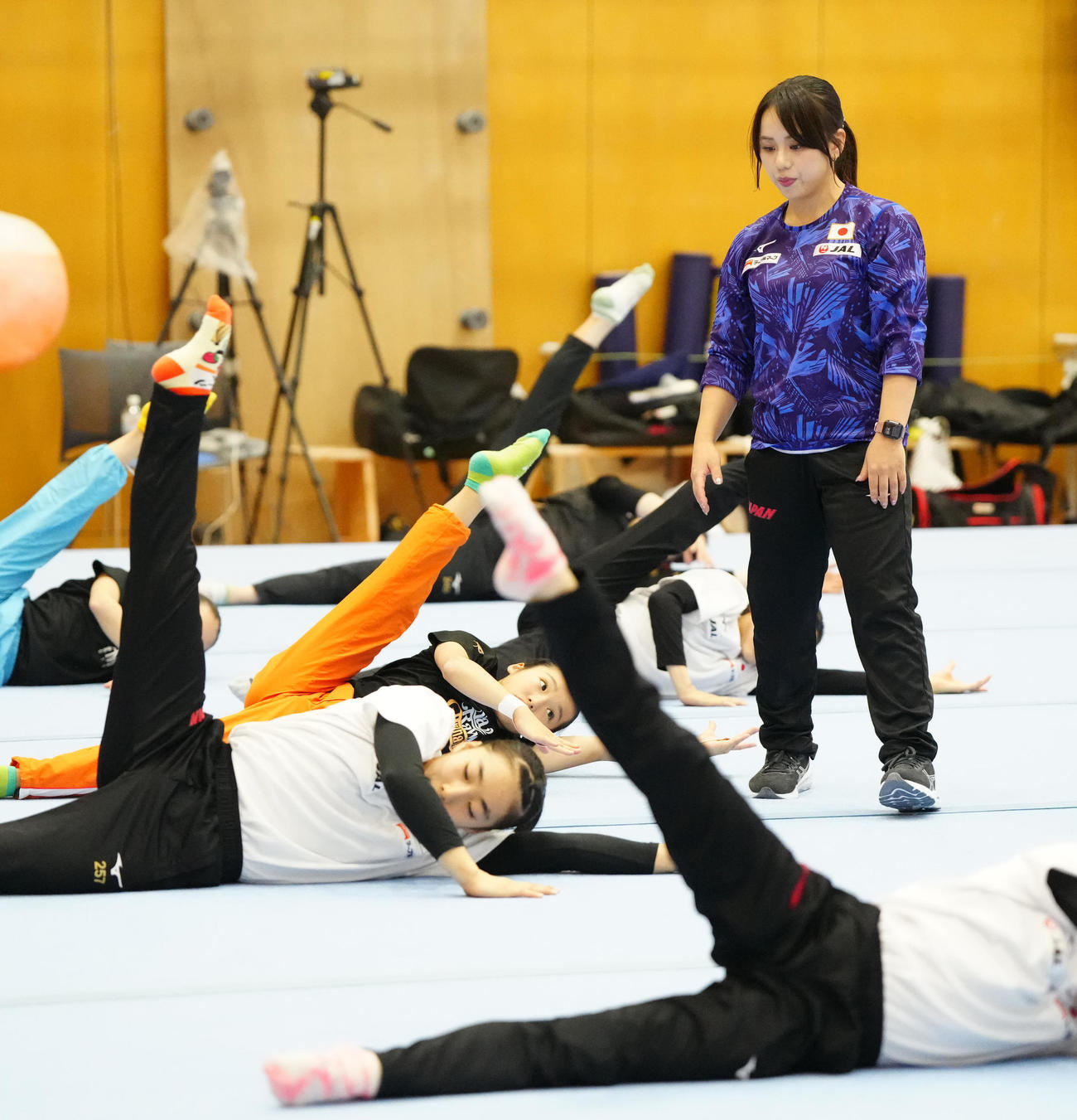 体操女子強化合宿で選手たちを見つめる村上強化本部長（右）（撮影・江口和貴）