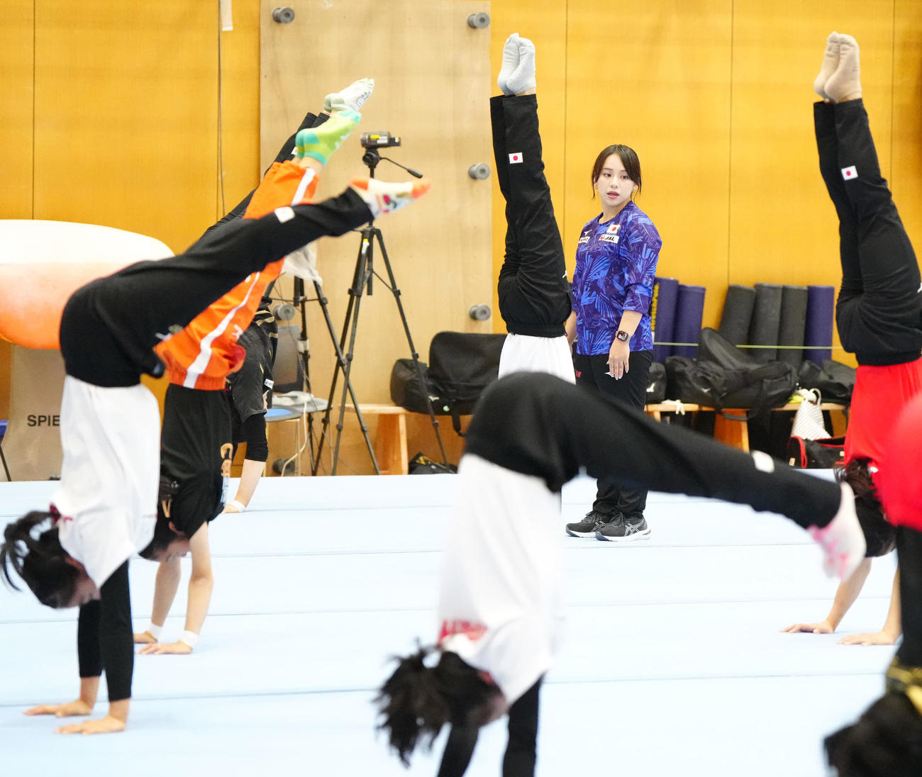 体操女子強化合宿で選手たちを見つめる村上強化本部長（後方）（撮影・江口和貴）