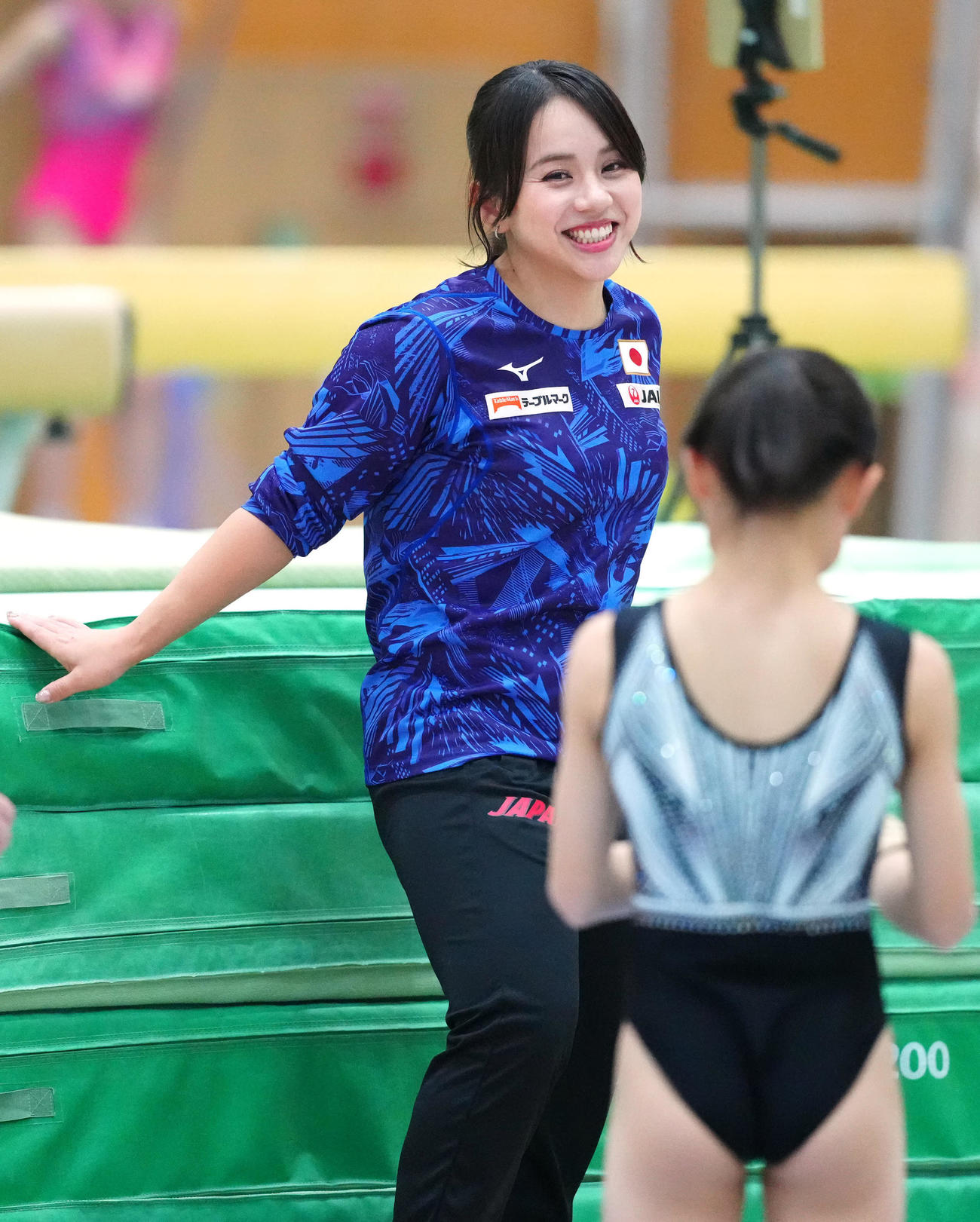 体操女子強化合宿中、笑顔を見せる村上強化本部長（撮影・江口和貴）