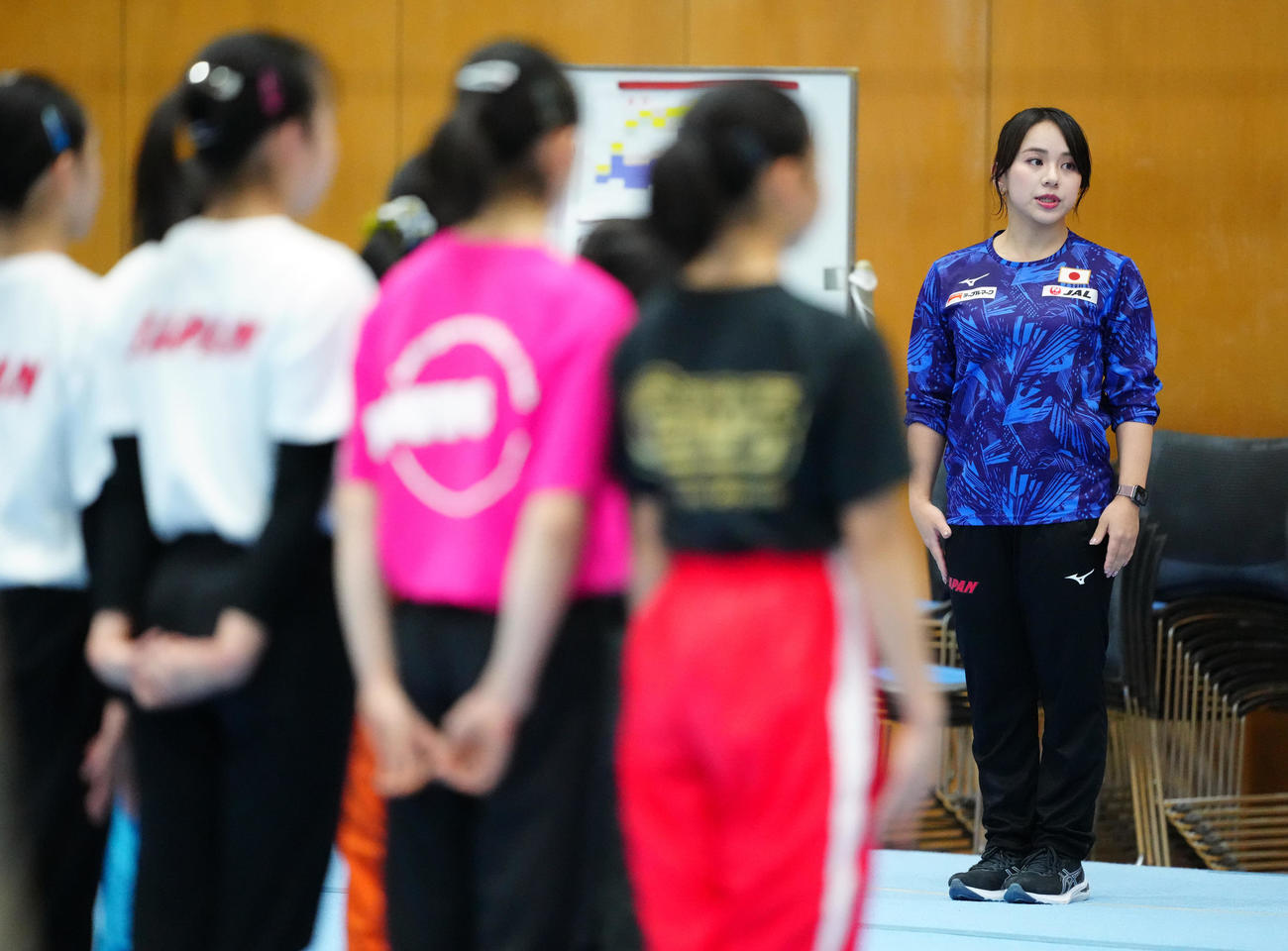 体操女子強化合宿に臨む村上強化本部長（右）（撮影・江口和貴）