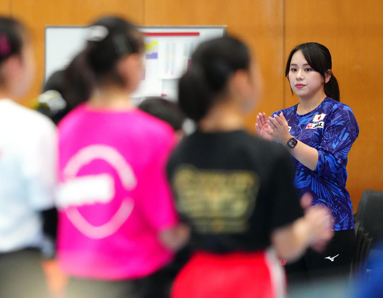 体操女子強化合宿に臨む村上強化本部長（右）（撮影・江口和貴）