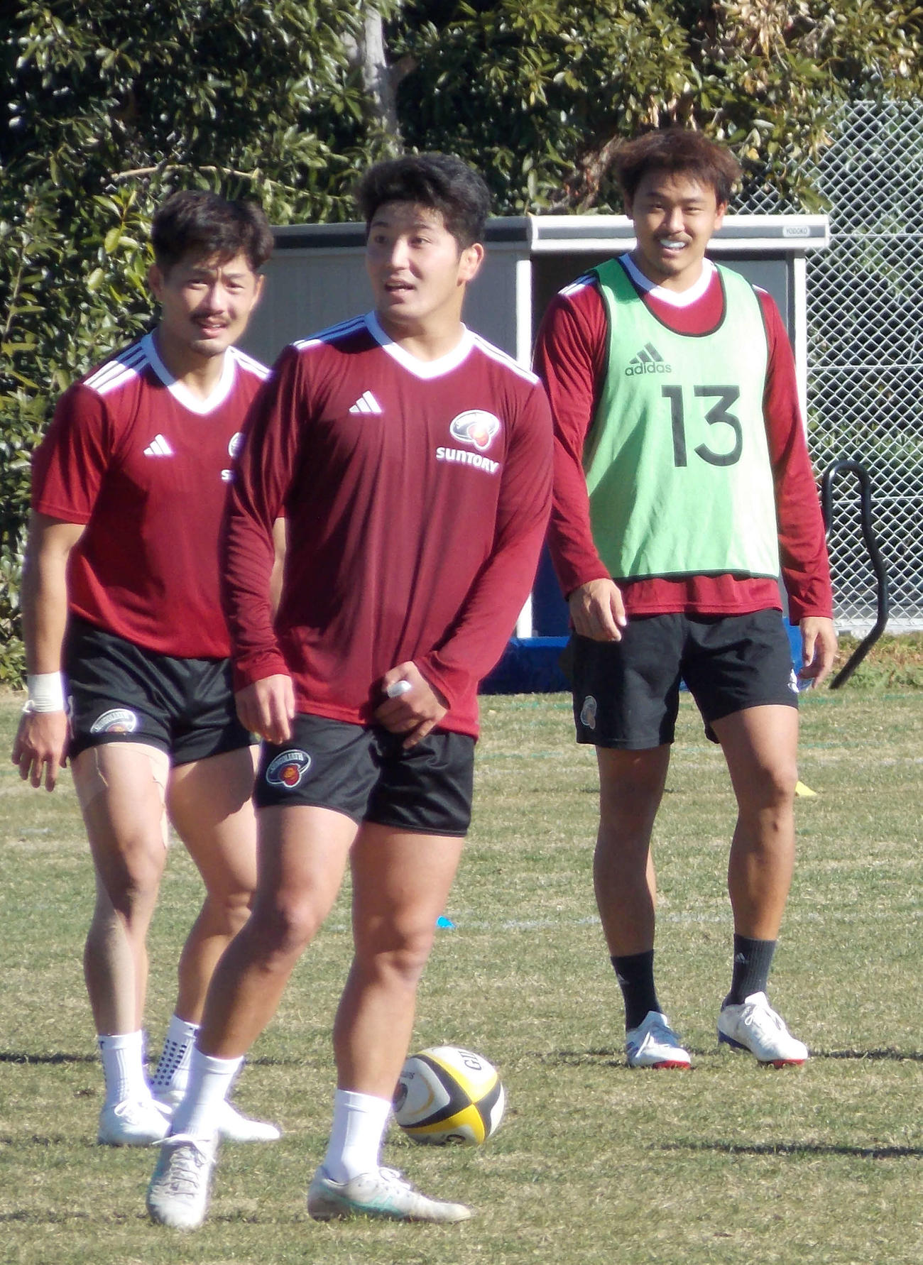 17日の練習で汗を流す東京SGのSH福田健太（左）、SO高本幹也（中央）ら（撮影・松本航）