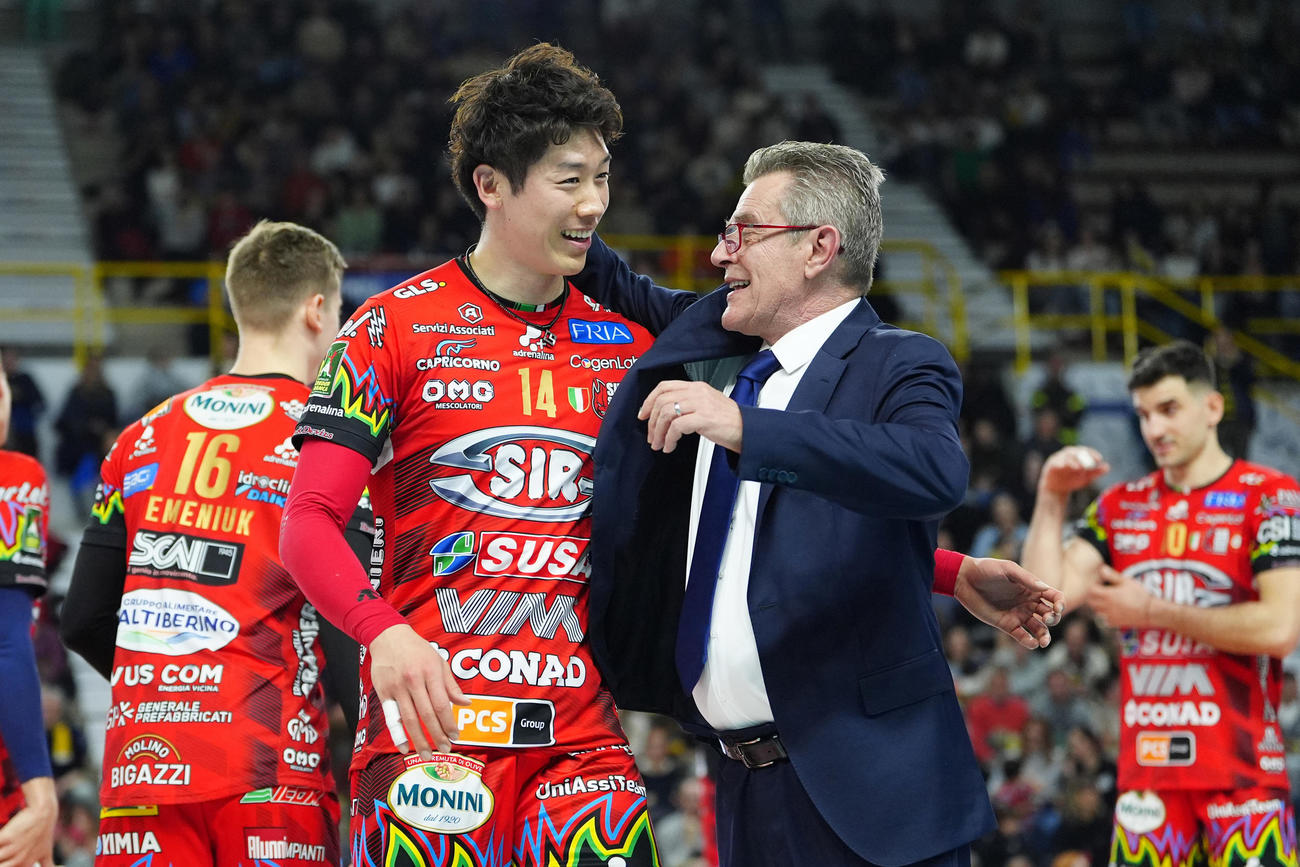 ベローナ対ペルージャ　ベローナに勝利しアンジェロ・ロレンツェッティ監督（右）と笑顔を見せるペルージャ石川祐希（撮影・パオロ　ヌッチ）