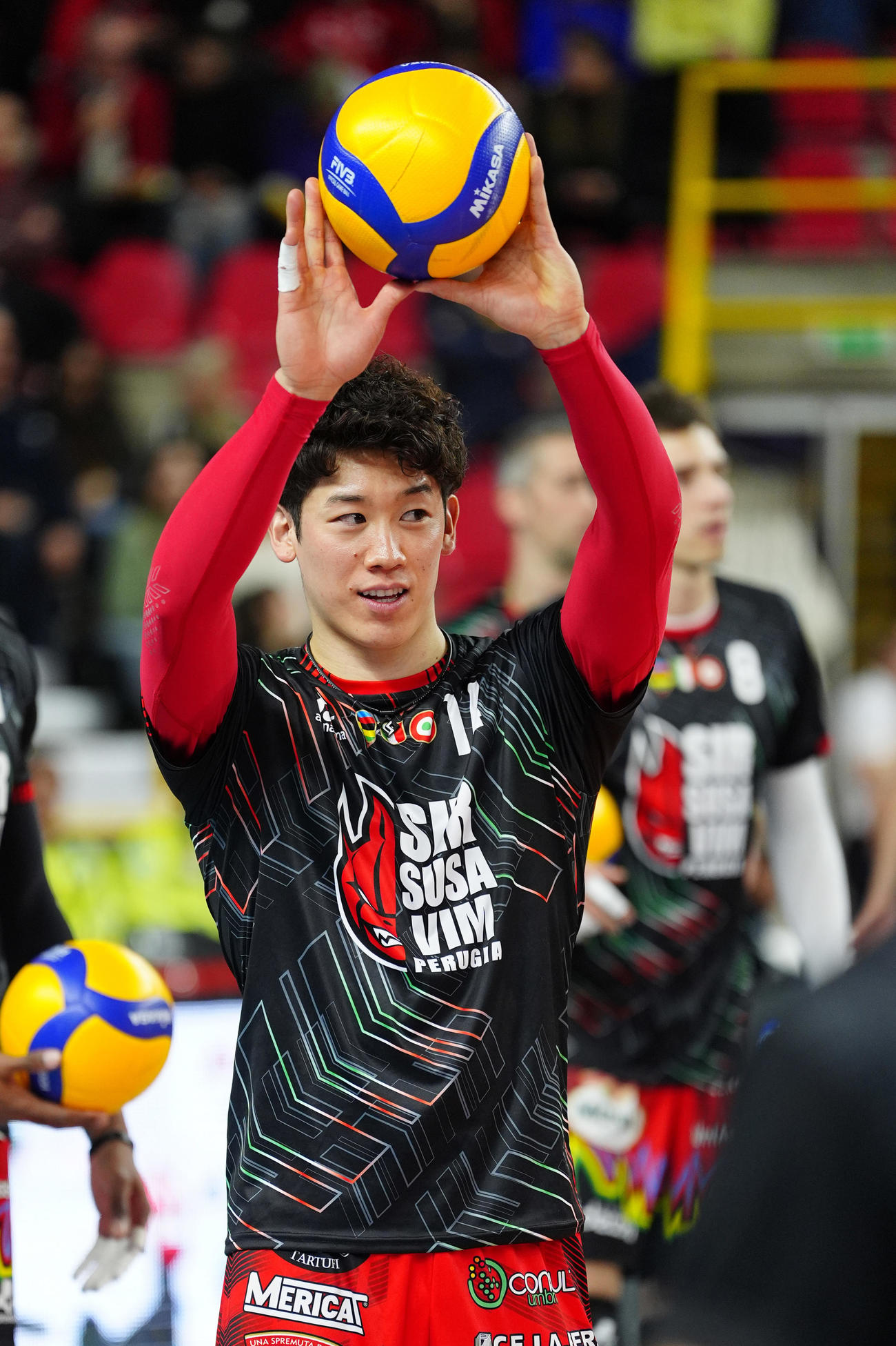 ベローナ対ペルージャ　試合前練習で笑顔を見せるペルージャ石川祐希（撮影・パオロ　ヌッチ）