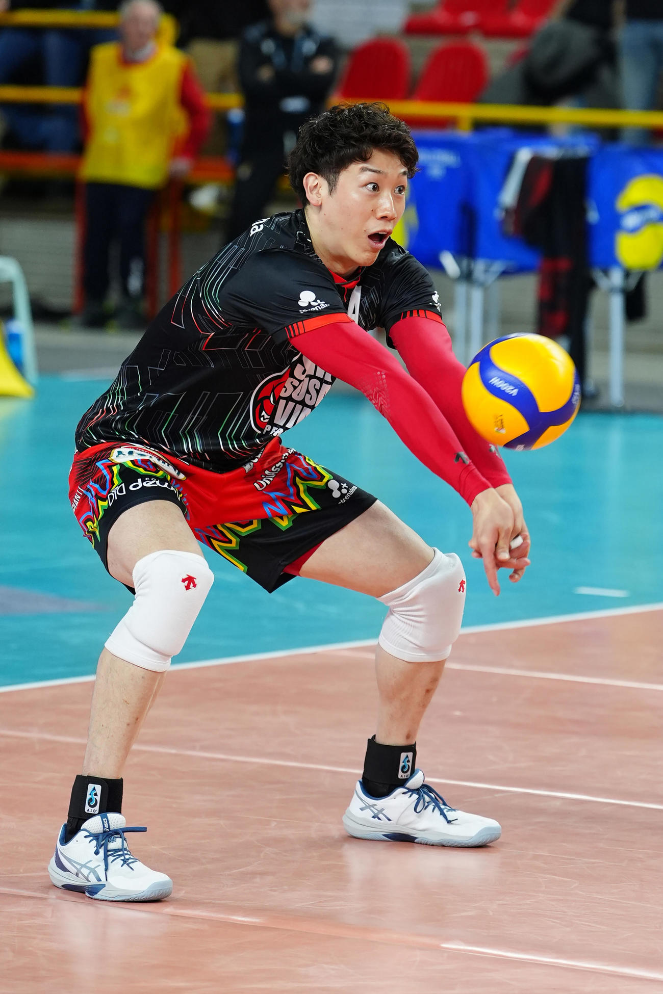 ベローナ対ペルージャ　試合前、レシーブ練習をするペルージャ石川祐希（撮影・パオロ　ヌッチ）