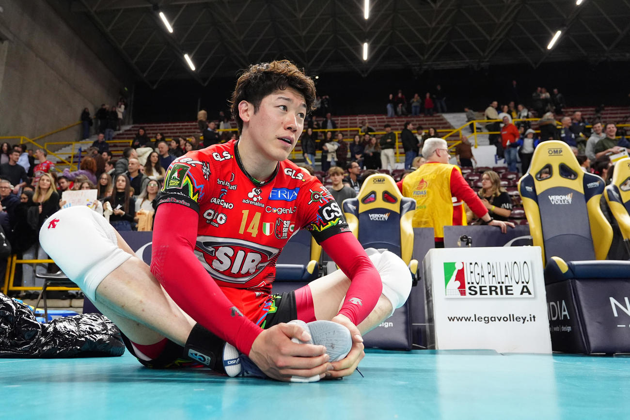 ベローナ対ペルージャ　試合終了後、ストレッチで身体をほぐすペルージャ石川祐希（撮影・パオロ　ヌッチ）