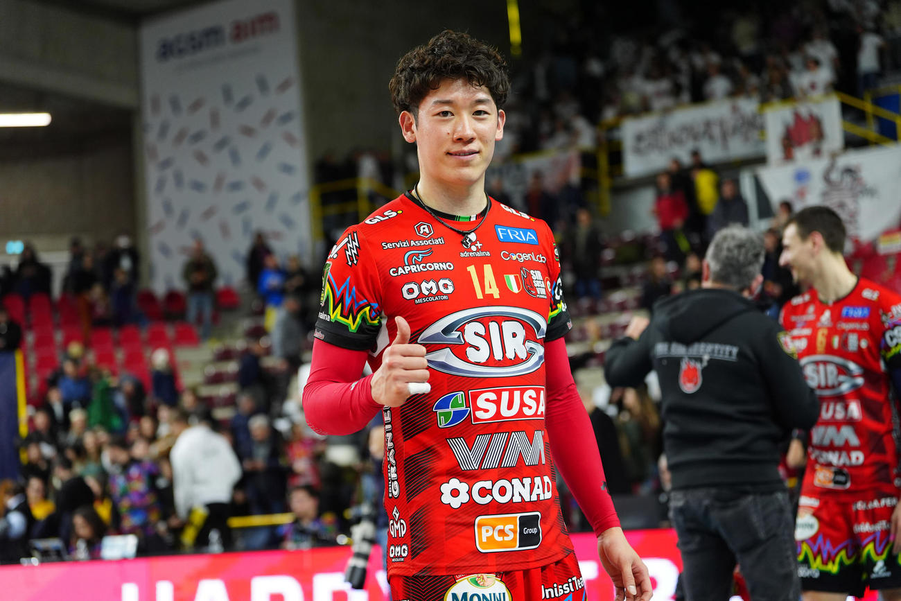 ベローナ対ペルージャ　ベローナに勝利しカメラに向かってポーズを決めるペルージャ石川祐希（撮影・パオロ　ヌッチ）