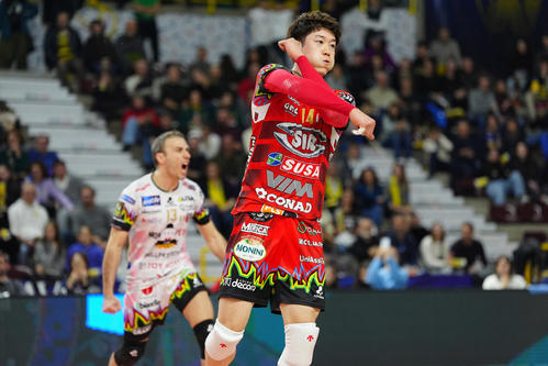 ベローナ対ペルージャ　ポイントを奪い満足げな表情を見せるペルージャ石川祐希（撮影・パオロ　ヌッチ）