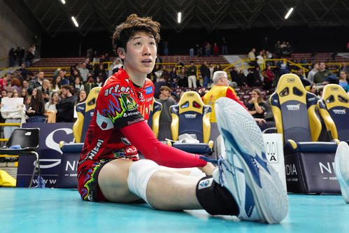 ベローナ対ペルージャ　試合終了後、ストレッチで身体をほぐすペルージャ石川祐希（撮影・パオロ　ヌッチ）