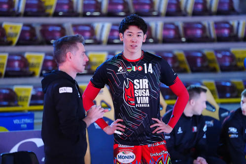 ベローナ対ペルージャ　試合前、スタッフと話をするペルージャ石川祐希（撮影・パオロ　ヌッチ）