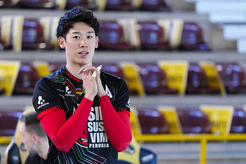 ベローナ対ペルージャ　試合前、笑顔を見せるペルージャ石川祐希（撮影・パオロ　ヌッチ）