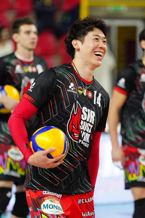 ベローナ対ペルージャ　試合前練習で笑顔を見せるペルージャ石川祐希（撮影・パオロ　ヌッチ）