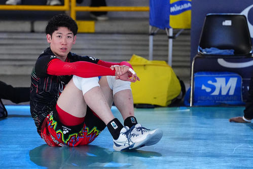 ベローナ対ペルージャ　試合前、チームメートの動きを見るペルージャ石川祐希（撮影・パオロ　ヌッチ）