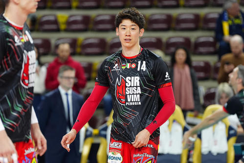 ベローナ対ペルージャ　試合前の練習で穏やかな表情を見せるペルージャ石川祐希（撮影・パオロ　ヌッチ）