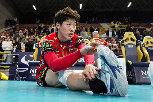 ベローナ対ペルージャ　試合終了後、ストレッチで身体をほぐすペルージャ石川祐希（撮影・パオロ　ヌッチ）
