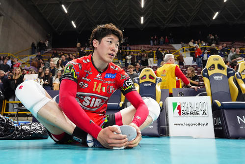 ベローナ対ペルージャ　試合終了後、ストレッチで身体をほぐすペルージャ石川祐希（撮影・パオロ　ヌッチ）