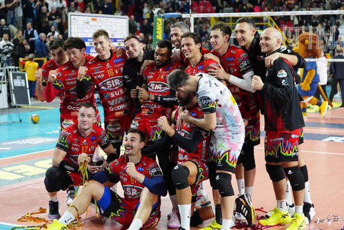 ベローナ対ペルージャ　試合終了後、チームメートと記念撮影に納まるペルージャ石川祐希（後列左から2人目）（撮影・パオロ　ヌッチ）