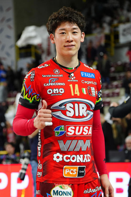 ベローナ対ペルージャ　ベローナに勝利しカメラに向かってポーズを決めるペルージャ石川祐希（撮影・パオロ　ヌッチ）