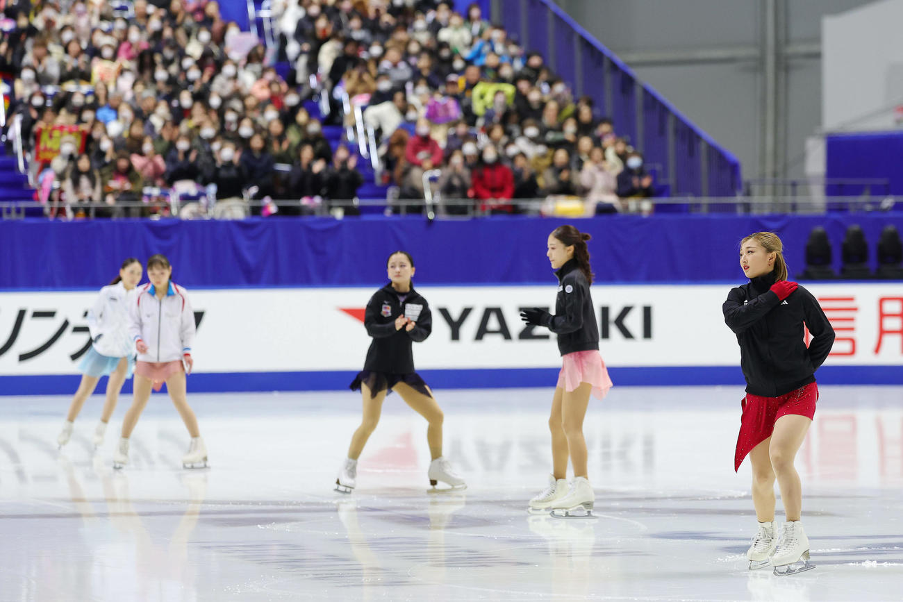 紹介を受け演技前の練習を開始する坂本（右端）ら第4グループの選手たち（撮影・前田充）