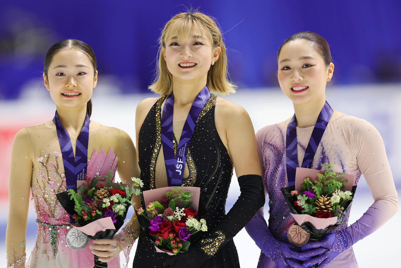 全日本選手権4連覇を果たし、メダルを手に笑顔を見せる坂本（中央）。左は2位の島田、右は3位の樋口（撮影・前田充）