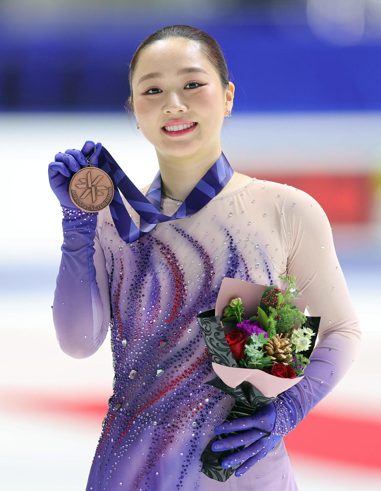 3位となりメダルを手に笑顔を見せる樋口（撮影・前田充）