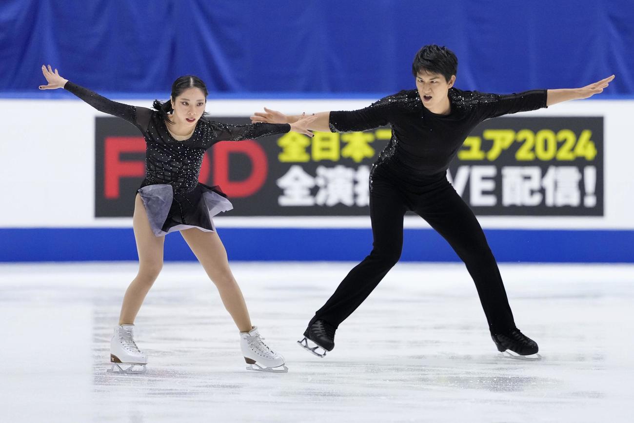 演技する三浦璃来（左）、木原龍一組（共同）