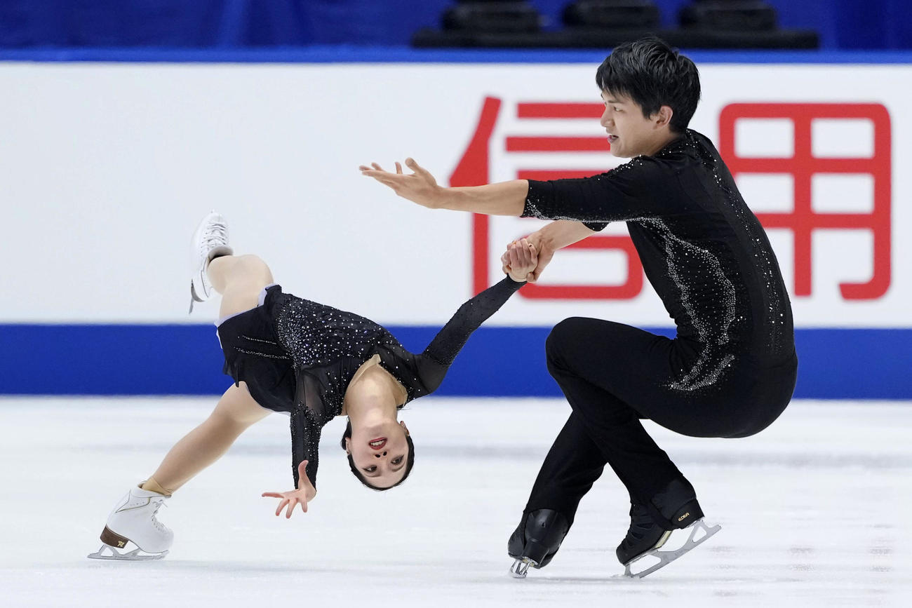 演技する三浦璃来（左）、木原龍一組（共同）