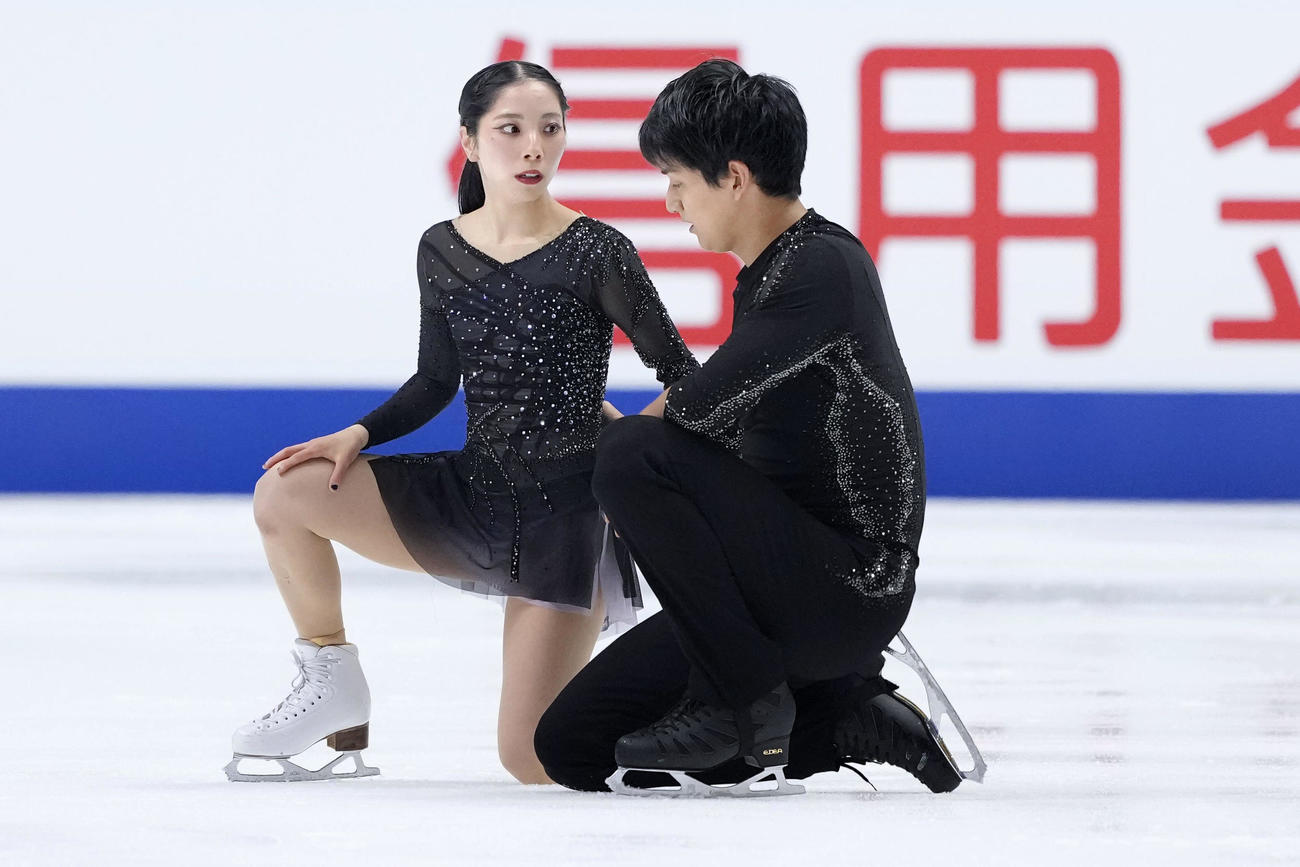 ペアSPの演技を終えた三浦璃来（左）、木原龍一組（共同）