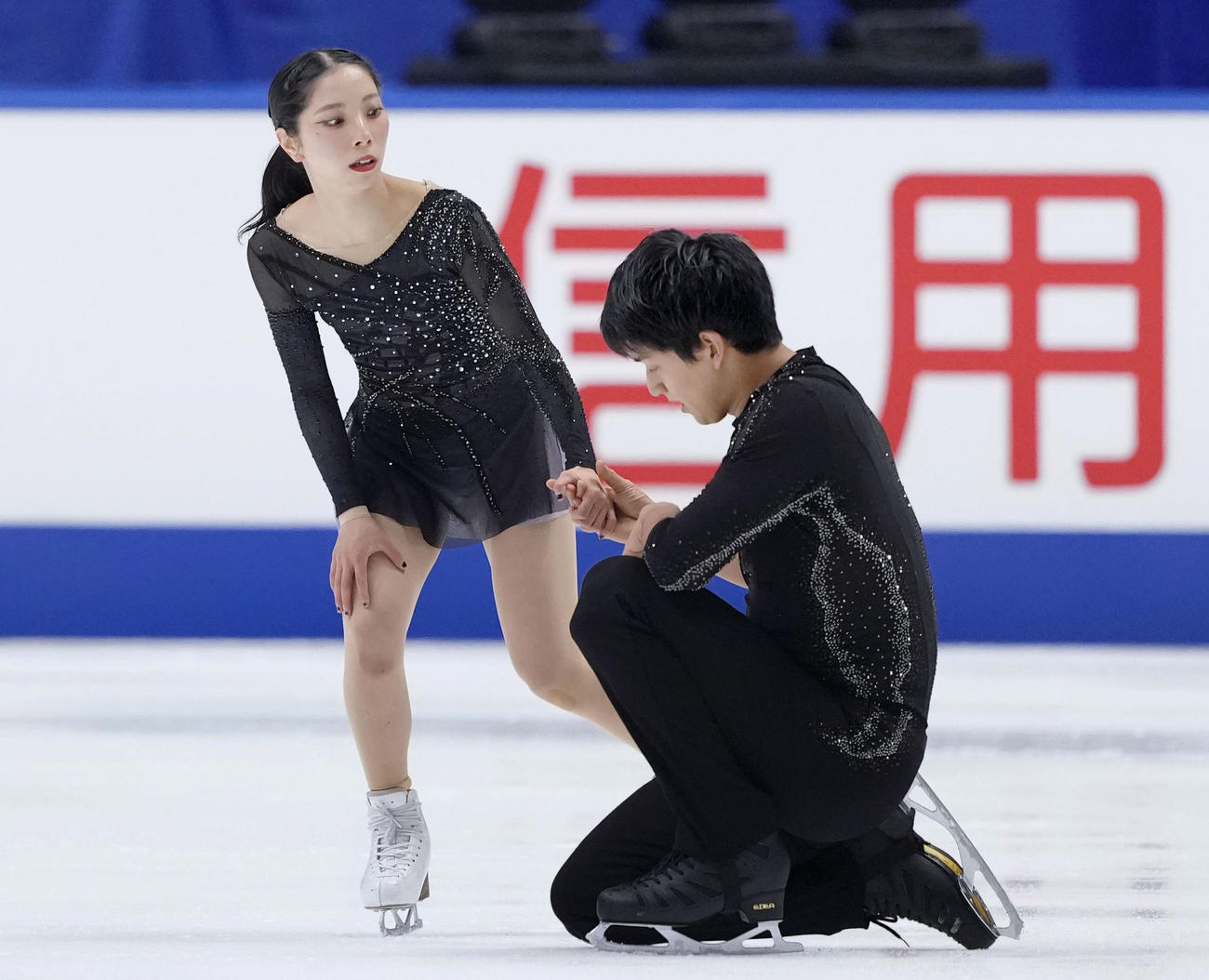 ペアSPの演技を終えた三浦璃来（左）、木原龍一組（共同）