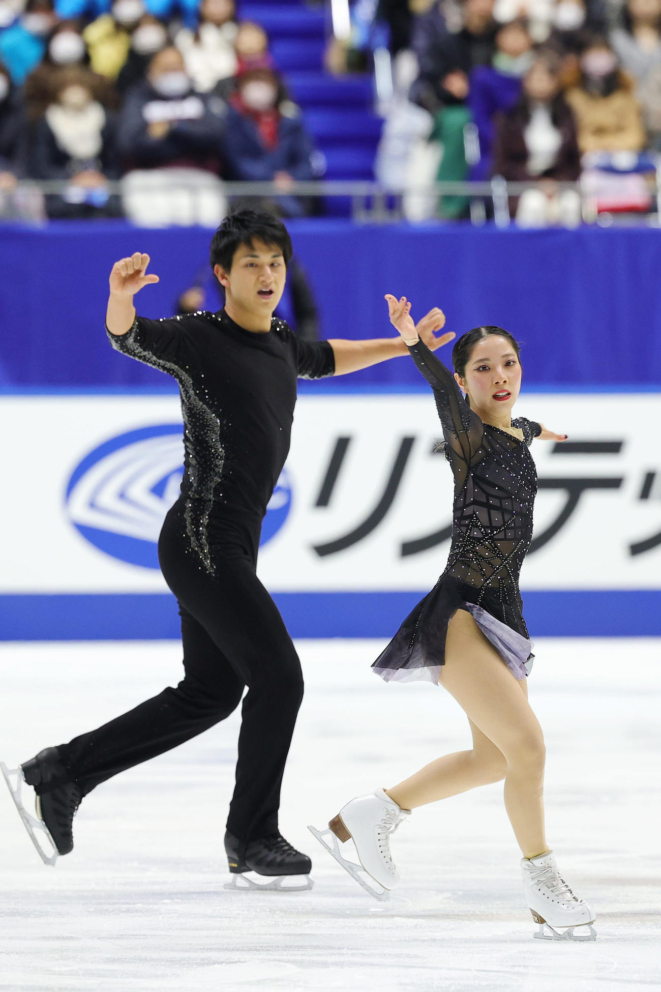 ペアSPで演技する三浦、木原組（撮影・前田充）