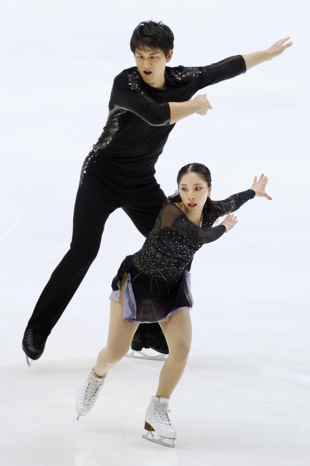 演技する三浦璃来（手前）、木原龍一組（共同）