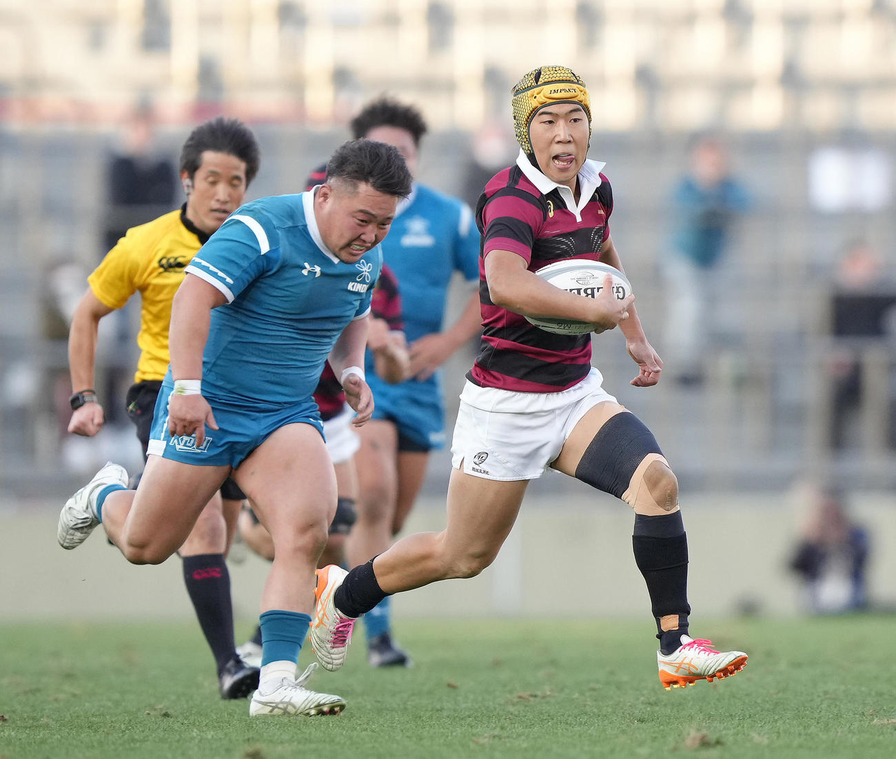 早大対近大　前半、前線に抜け出しトライを奪う早大・田中健（右）（撮影・足立雅史）