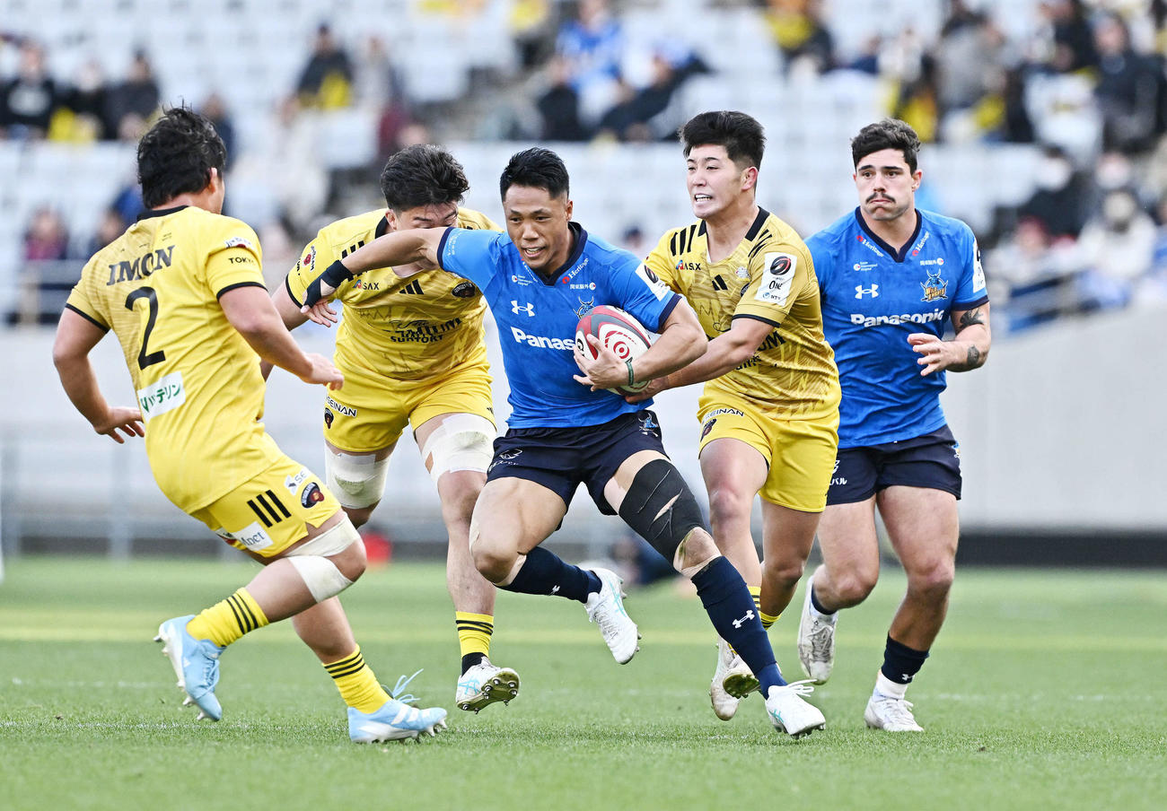 東京SG対埼玉　前半、攻め込む埼玉山沢拓（中央）（撮影・滝沢徹郎）