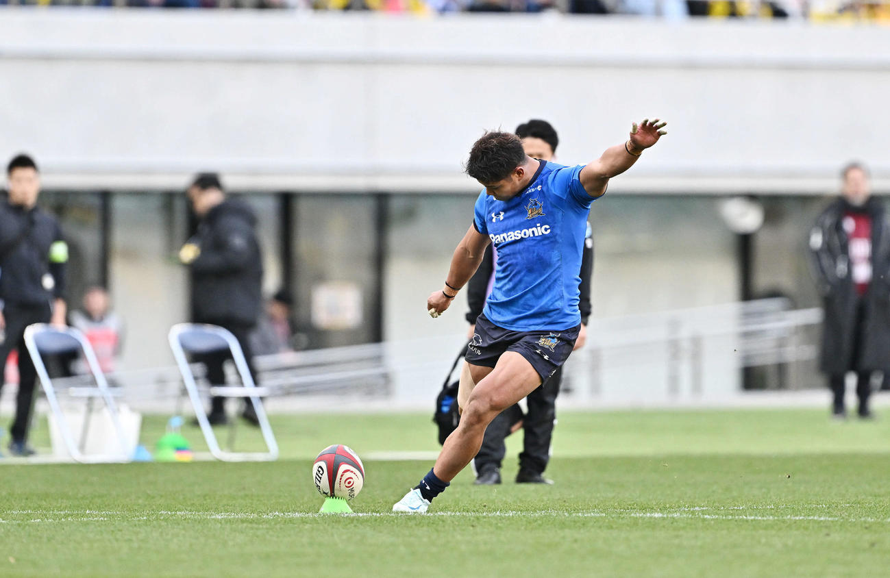 東京SG対埼玉　後半、コンバージョンキックを決める埼玉山沢京（撮影・滝沢徹郎）
