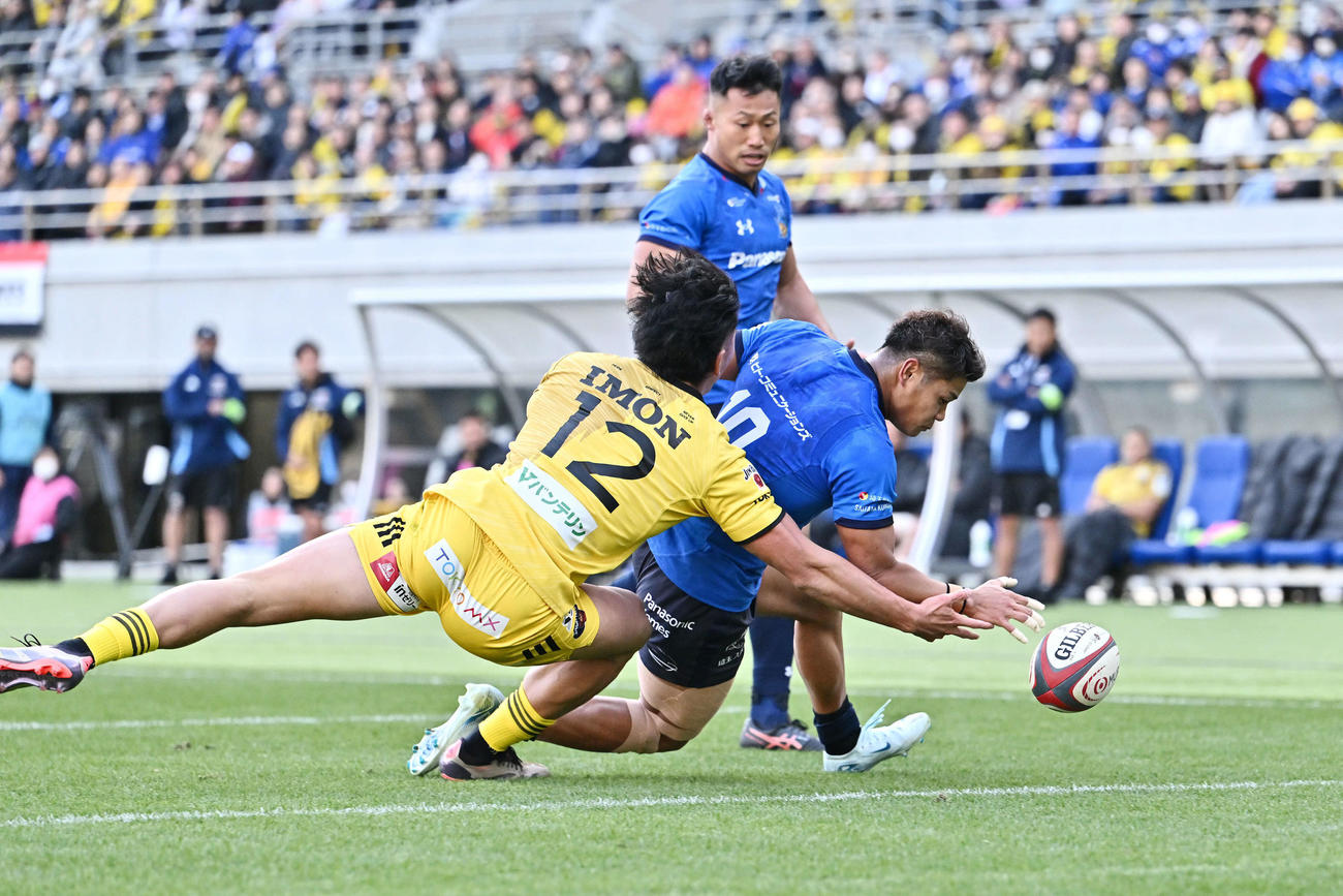 東京SG対埼玉　前半、トライ目前でノックオンする埼玉山沢京（手前から2人目）（撮影・滝沢徹郎）