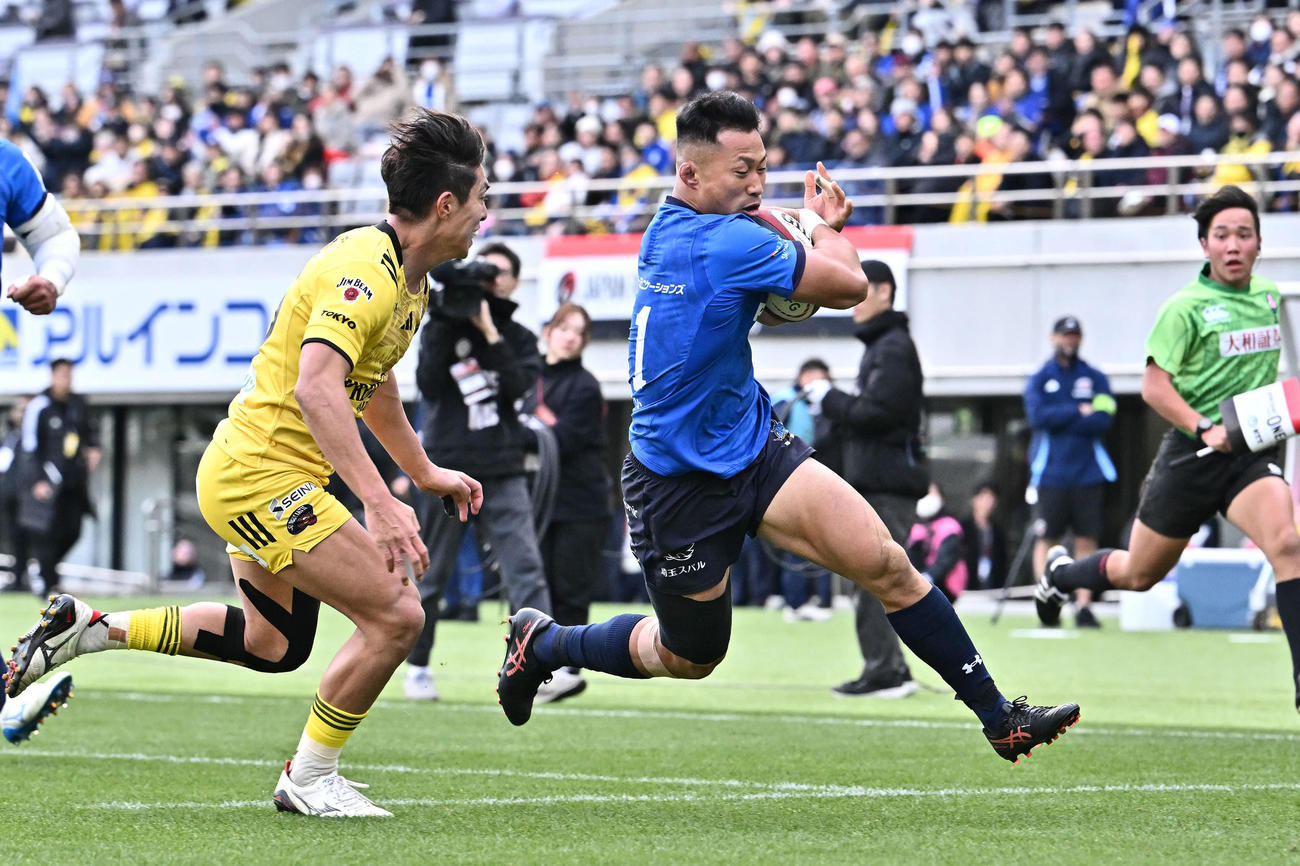 東京SG対埼玉　前半、トライを決めた埼玉長田（右）（撮影・滝沢徹郎）
