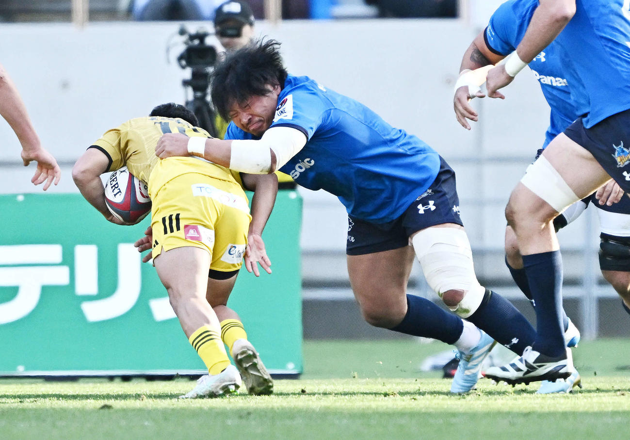 東京SG対埼玉　前半、タックルする埼玉稲垣（右）（撮影・滝沢徹郎）