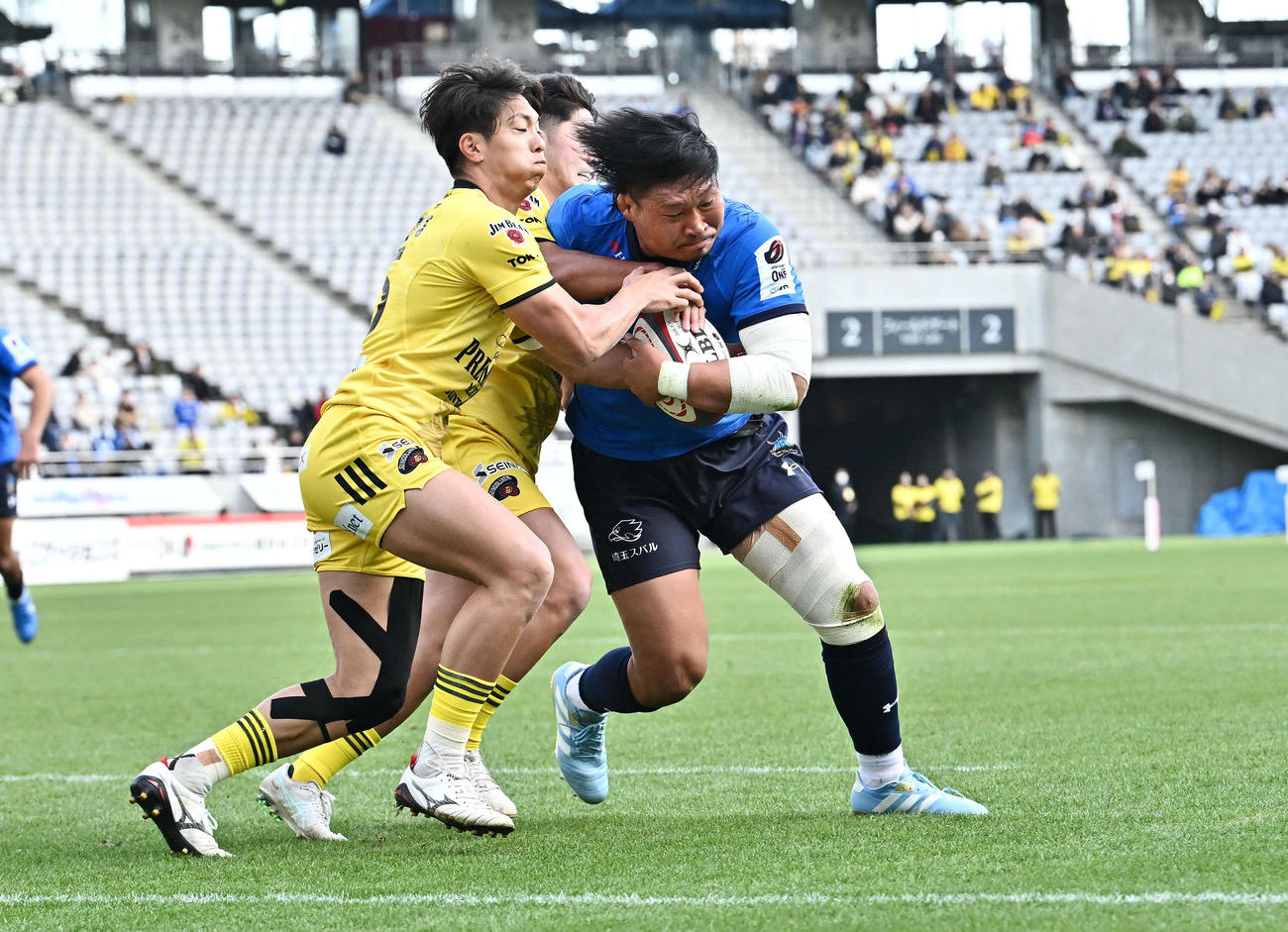 東京SG対埼玉　前半、攻め込む埼玉稲垣（中央）（撮影・滝沢徹郎）