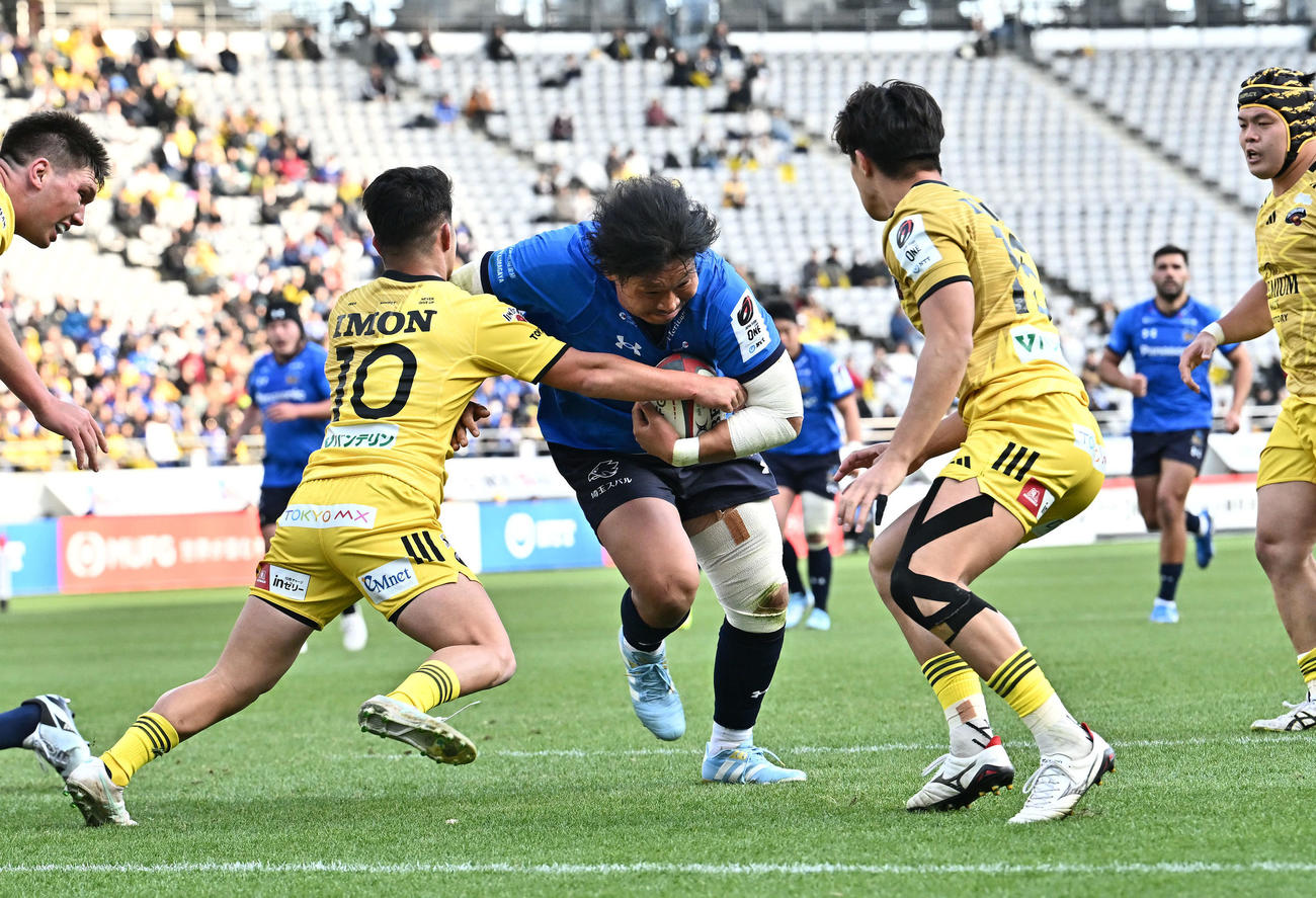 東京SG対埼玉　前半、攻め込む埼玉稲垣（中央）（撮影・滝沢徹郎）