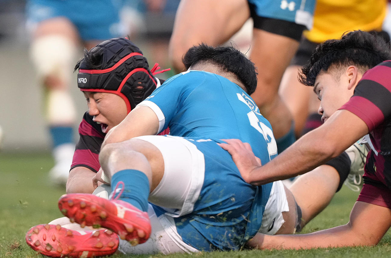 早大対近大　後半、トライを奪う早大・田中勇（左）（撮影・足立雅史）