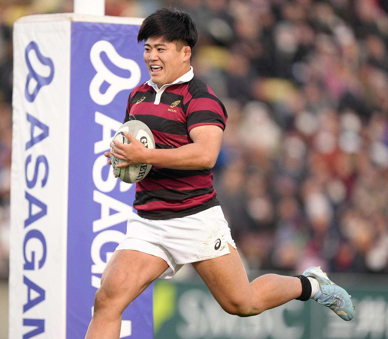 早大対近大　後半、トライを奪い笑顔を見せる早大・佐藤（撮影・足立雅史）