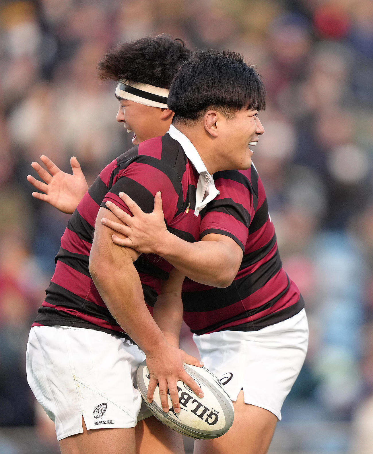 早大対近大　後半、トライを奪い笑顔で抱き合う早大・佐藤（左）（撮影・足立雅史）