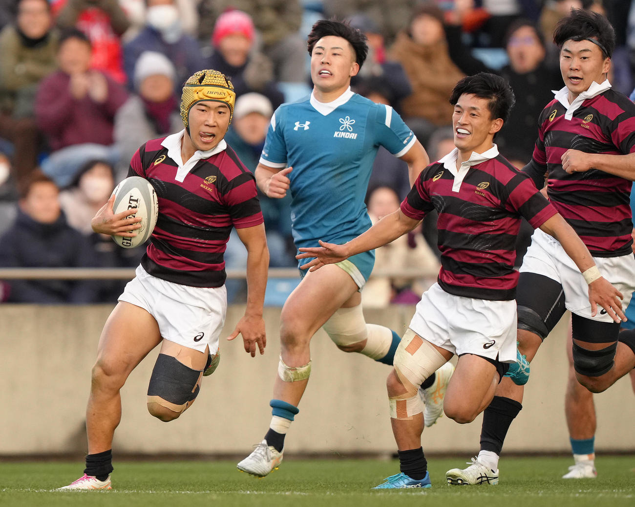 早大対近大　後半、前線に抜け出しトライを奪う早大・田中健（左端）（撮影・足立雅史）